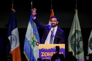 Zohran Mamdani celebrando ya en horas del miércoles. Crédito: REUTERS/Jeenah Moon