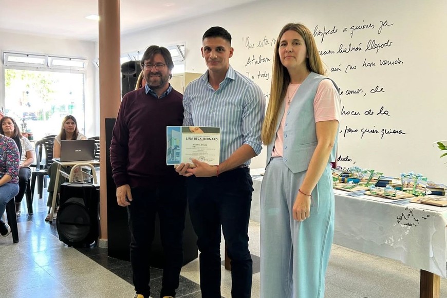 El politólogo y actual presidente del Concejo Deliberante de San Carlos Centro, Gabriel Otazo, obtuvo el Premio al Mejor Cuento en el II Concurso Literario “Lina Beck Bernard”.