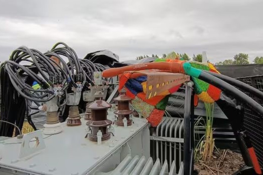 Decenas de equipos de minería alineados bajo un techo de chapa. Credito: Edesur