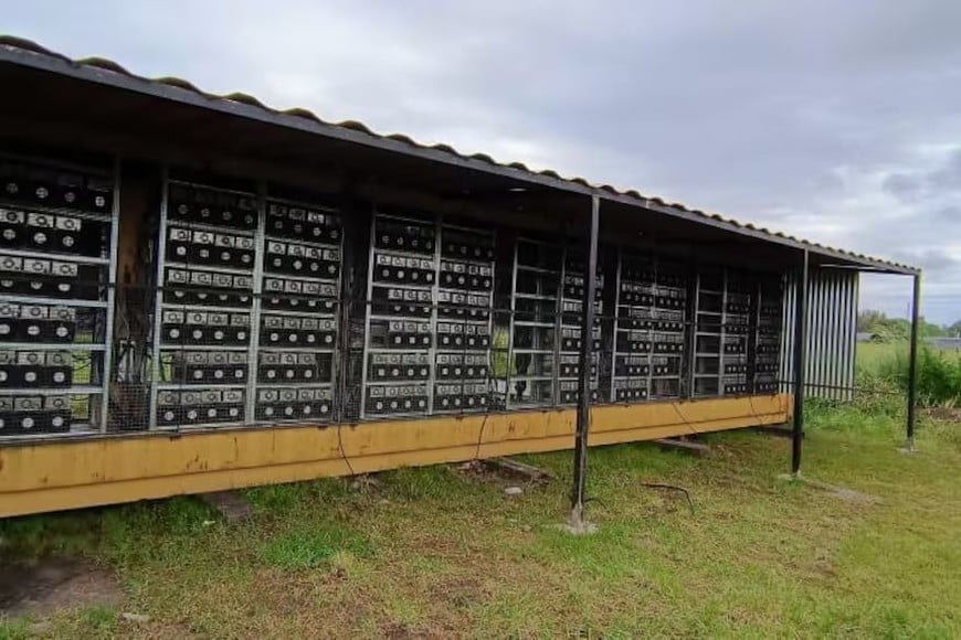 Decenas de equipos de minería alineados bajo un techo de chapa. Credito: Edesur