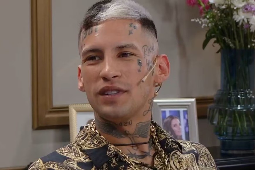 L-Gante sorprendió en la mesa de Juana Viale.