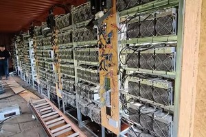 Decenas de equipos de minería alineados bajo un techo de chapa. Credito: Edesur