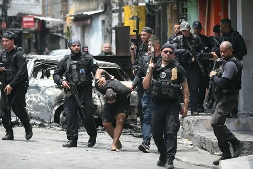 La policía militar ingresó a las favelas provista de unas 100 órdenes de arresto contra el Comando Vermelho.