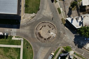 El sector de la rotonda que toma la calle Fryda Schultz de Mantovani en dirección al noreste, se encuentra interrumpido. Crédito: Fernando Nicola