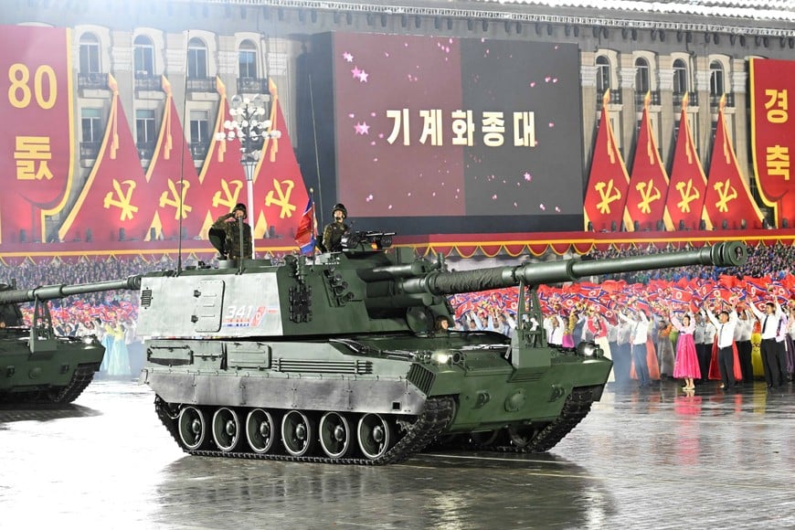 (251011) -- PYONGYANG, 11 octubre, 2025 (Xinhua) -- Imagen del 10 de octubre de 2025 de una escena durante un desfile militar para celebrar el 80° aniversario de la fundación del Partido de los Trabajadores de Corea (PTC), llevado a cabo en Pyongyang, República Popular Democrática de Corea (RPDC). La RPDC realizó el viernes un desfile militar en la Plaza Kim Il Sung, en el centro de Pyongyang. Kim Jong Un, secretario general del PTC y presidente de Asuntos de Estado de RPDC, pronunció un discurso en el evento. (Xinhua/Shen Hong) (jg) (da)