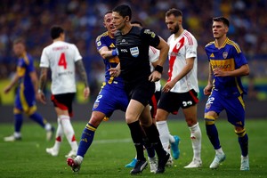 Soccer Football - Argentina Primera Division - Boca Juniors v River Plate - Estadio La Bombonera, Buenos Aires, Argentina - September 21, 2024
Boca Juniors' Cristian Lema remonstrates with referee Nicolas Ramirez REUTERS/Pedro Lazaro Fernandez