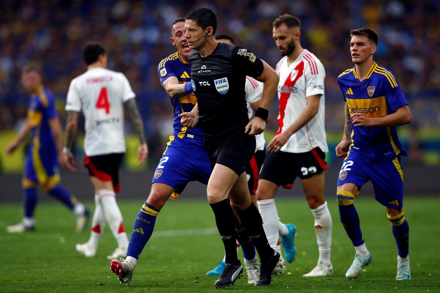 Soccer Football - Argentina Primera Division - Boca Juniors v River Plate - Estadio La Bombonera, Buenos Aires, Argentina - September 21, 2024
Boca Juniors' Cristian Lema remonstrates with referee Nicolas Ramirez REUTERS/Pedro Lazaro Fernandez