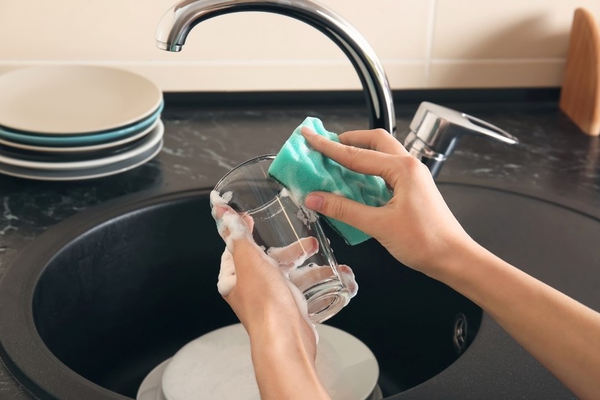 Guardar los vasos boca arriba permite una mejor ventilación y previene olores.