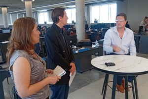 Leonardo Toffolini con los conductores del programa, Verónica Ensinas y Danilo Chiapello. Foto: El Litoral