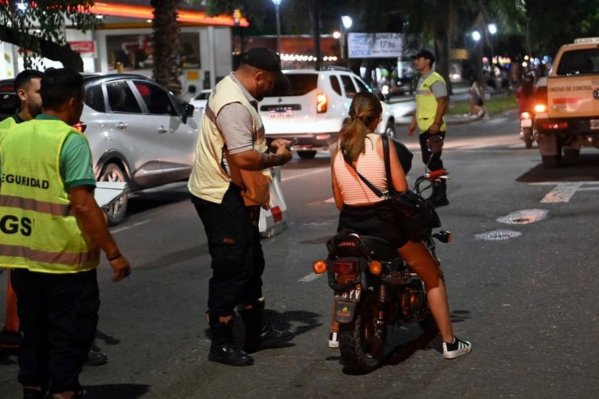Sin casco. La mayoría de las motos retenidas estaban “flojas de papeles”. Crédito: Archivo