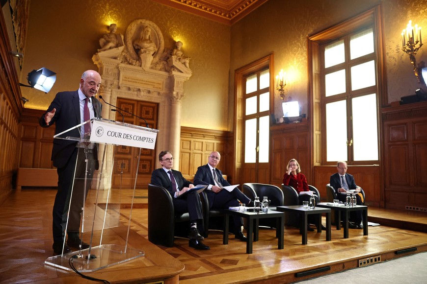 Pierre Moscovici, France's First President of the French Court of Auditors (Cour des Comptes), presents a report on the Louvre Museum, weeks after thieves stole treasures from the Louvre's Galerie d'Apollon (Apollo gallery), during a press conference at the France's supreme audit institution in Paris, France, November 6, 2025. REUTERS/Sarah Meyssonnier