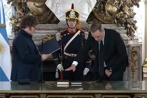 Miércoles 5 de noviembre de 2025. Javier Milei le toma juramento a Manuel Adorni como nuevo jefe de Gabinete.
