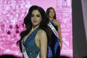 Bosch respondió y exigió respeto; varias delegadas apoyaron su postura y abandonaron el acto en señal de solidaridad.