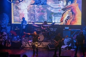 Superlógico en vivo, rodeados por la estética creada por Rocambole para el universo ricotero. Foto: Gentileza Fernando D. Vicchio