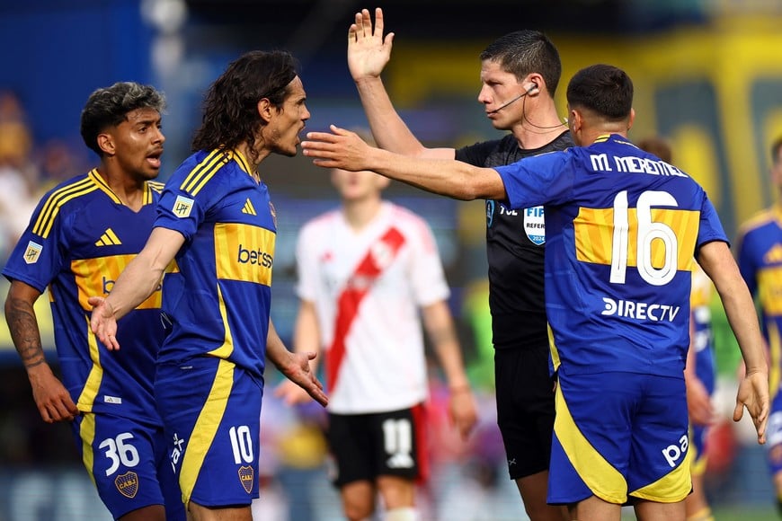 Soccer Football - Argentina Primera Division - Boca Juniors v River Plate - Estadio La Bombonera, Buenos Aires, Argentina - September 21, 2024
Boca Juniors' Edinson Cavani remonstrates with referee Nicolas Ramirez REUTERS/Agustin Marcarian