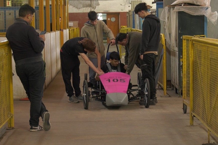 El auto eléctrico diseñado y construido por los estudiantes, con tecnología y materiales adaptados.