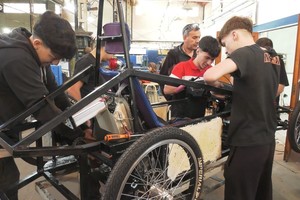 El grupo técnico de la Escuela Avellaneda durante una jornada de preparación en el taller.
