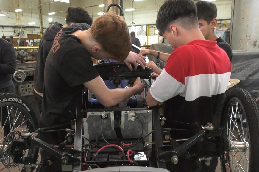 Estudiantes de la Escuela Técnica “Dr. Nicolás Avellaneda” junto al prototipo
