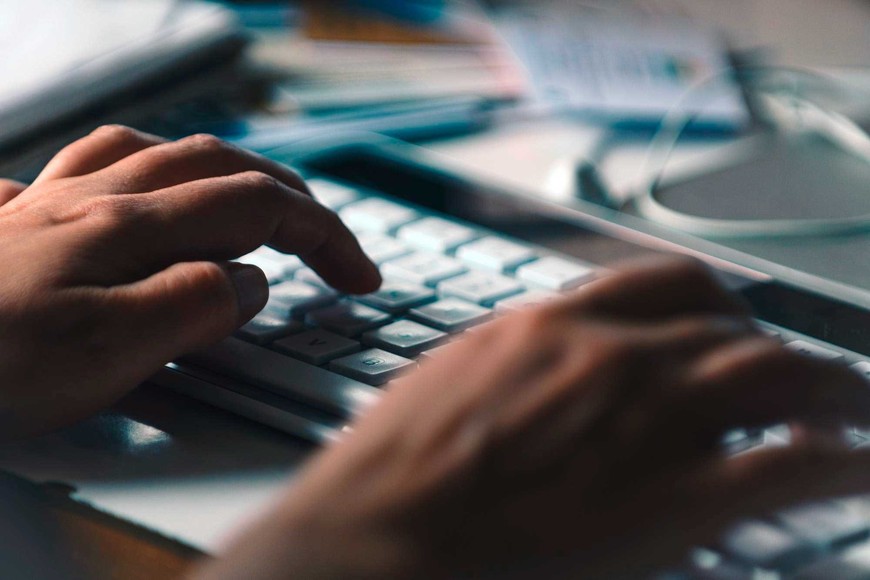 La producción generada por un sistema de IAG tiene siempre el carácter de insumo o propuesta preliminar no vinculante.