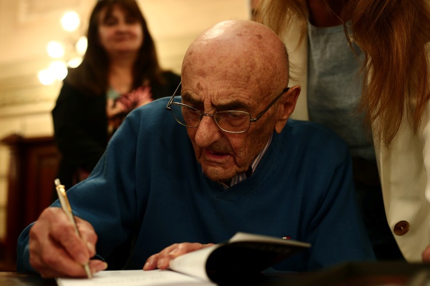 Fábrica de bolitas: el Senado distinguió a Víctor Hugo Chiarlo. Foto: Gentileza