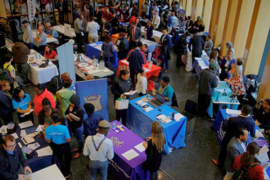 Personas que buscan empleo conversan con posibles empleadores en una feria de empleo vecinal organizada por la ciudad de Boston, Massachusetts, EE. UU. Crédito: Archivo / REUTERS / Brian Snyder.
