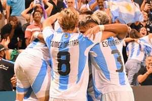 La Sub 17 festeja el 1-0 ante Túnez en el estadio de Doha.