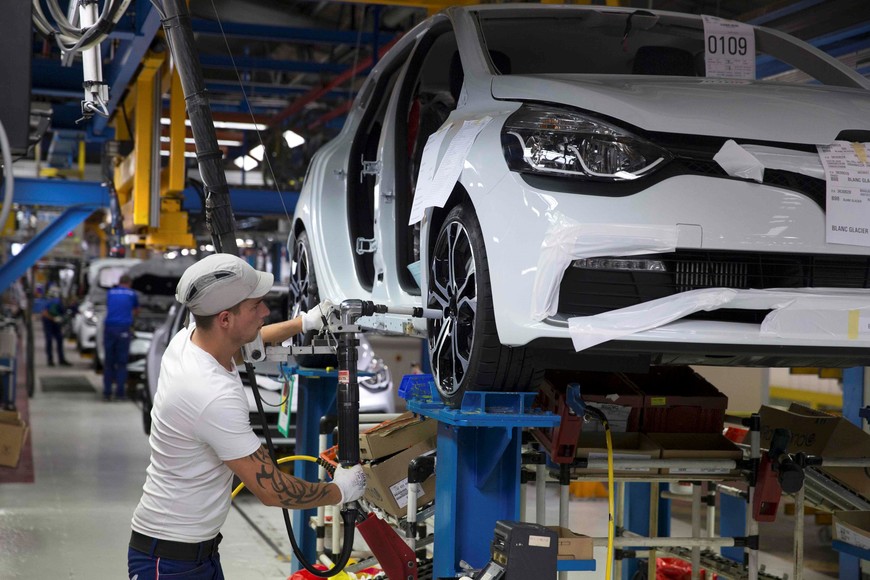 Employees of French carmaker Renault work on the Clio RS assembly line at Renault factory in Dieppe, France, September 1, 2015. Picture taken September 1, 2015.    REUTERS/Philippe Wojazer  francia dieppe  francia planta automotriz de renault produccion auto Clio RS industria automotrices plantas automotrices