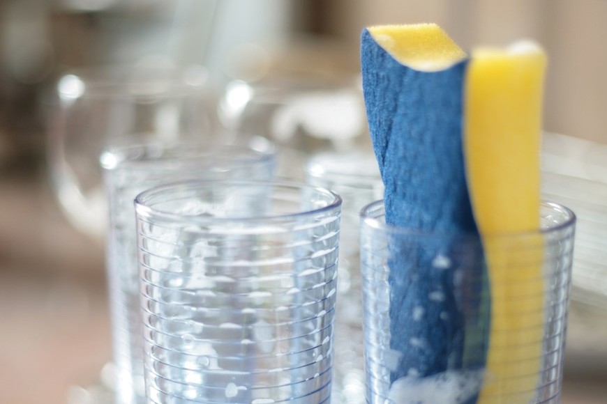 Renovar las esponjas con frecuencia es clave para una cocina libre de bacterias.