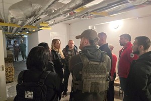 La visita incluyó recorridos por zonas afectadas por los bombardeos e imágenes que la muestran con un chaleco antibalas. REUTERS