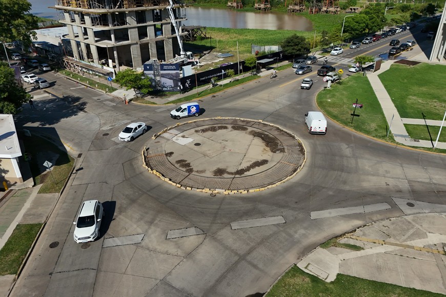 El sector de la rotonda que toma la calle Fryda Schultz de Mantovani en dirección al noreste, se encuentra interrumpido. Crédito: Fernando Nicola