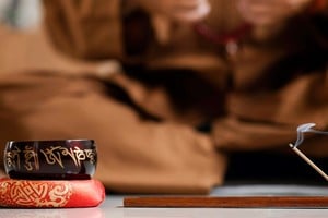 Existen prácticas complementarias que refuerzan la energía positiva en la vivienda.