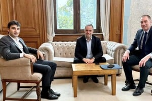 El gobernador de Chubut, Ignacio Torres, inauguró el ciclo de diálogos individuales con la Casa Rosada que lideran Manuel Adorni y Diego Santilli para obtener respaldo legislativo en el Presupuesto y reformas.