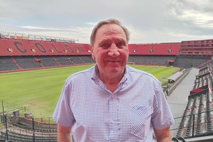 Enzo Trossero en el Cementerio de los Elefantes que supo conocer como jugador y como entrenador, aunque con una fisonomía diferente a la actual.