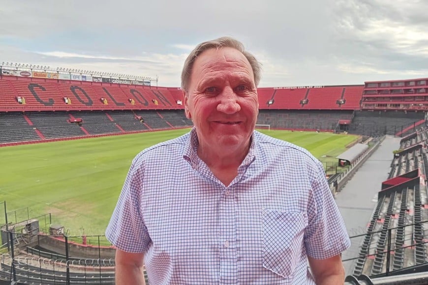 Enzo Trossero en el Cementerio de los Elefantes que supo conocer como jugador y como entrenador, aunque con una fisonomía diferente a la actual.