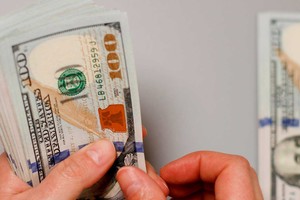 El viernes la cotización oficial cayó 30 pesos.