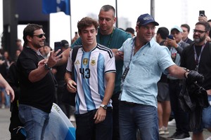 Colapinto llegó a la práctica del GP de Brasil con la camiseta de Argentina. Crédito: REUTERS / Jean Carniel.