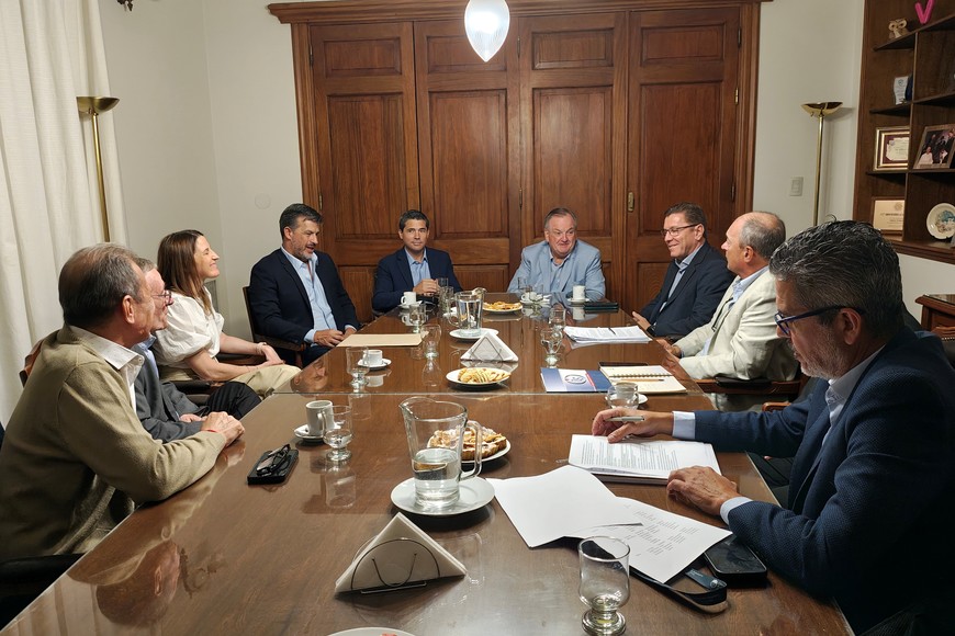 Empresarios de la Cámara Argentina de Internet y la  Asociación Santafesina de Televisión por Cable en la de reuniones de la presidencia del Senado de la provincia, junto a legisladores y funcionarios. Crédito: Gentileza Prensa Senado de la Provincia de Santa Fe.