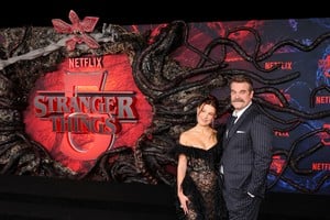 Millie Bobby Brown y David Harbour en la red carpet de  "Stranger Things". REUTERS/Daniel Cole