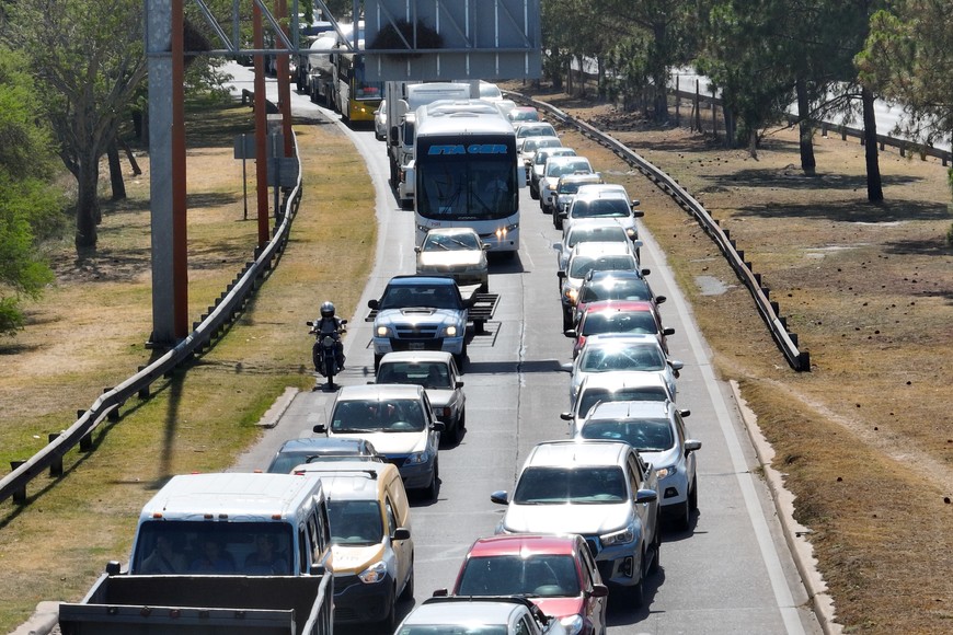 Los vehículos emiten diminutas partículas negras que salen del escape y afectan a la salud.

Fernando Nicola.