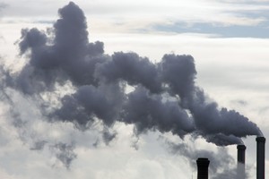 El hollín que sale de las chimeneas afecta el aire que respiramos. Archivo