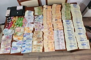Dinero en efectivo y otros elementos incautados en el allanamiento.
