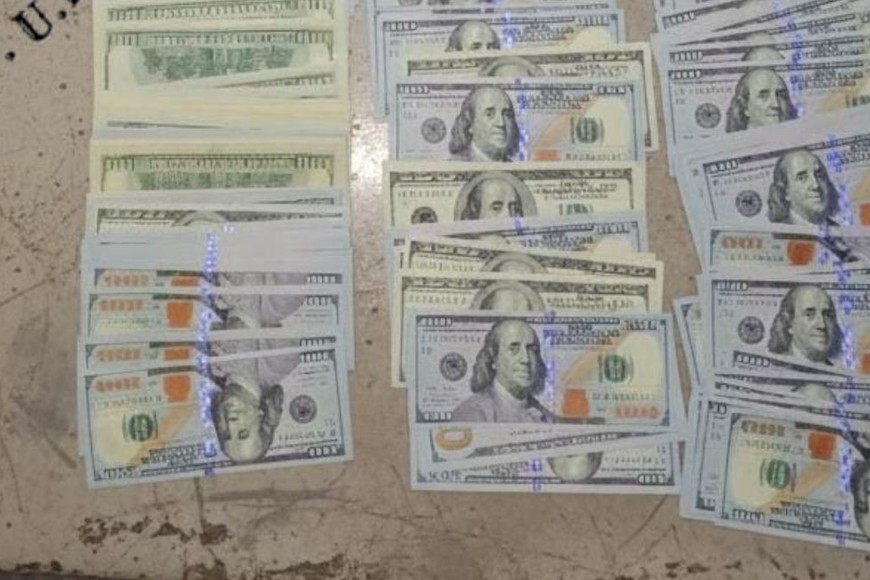 Durante el allanamiento, se secuestró una importante cantidad de dinero en dólares. Foto: El Litoral