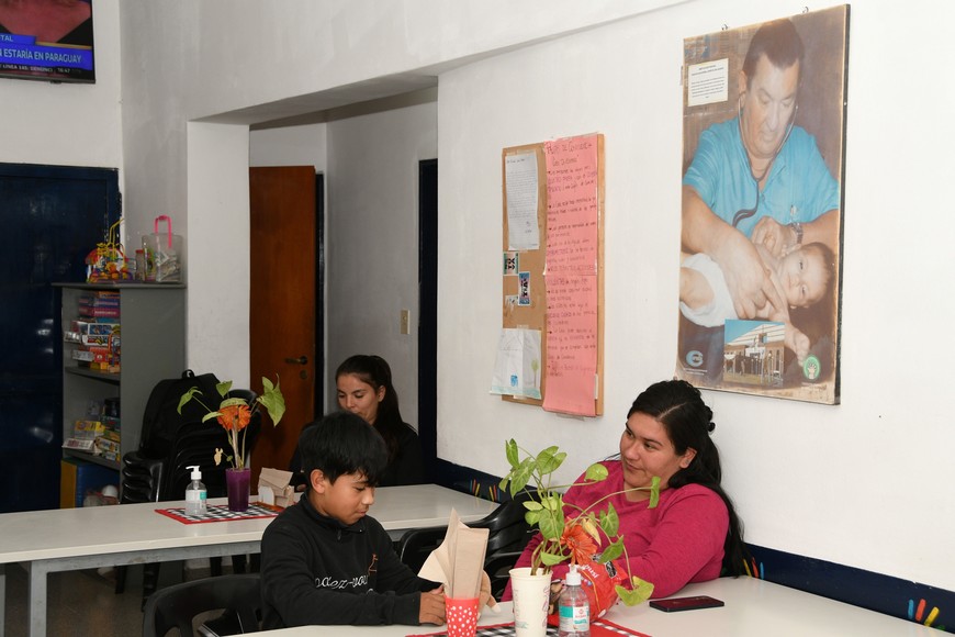 Un cuadro del Dr. Alassia preside el estar-comedor y cuida a las hospedadas. Foto: Manuel Fabatía