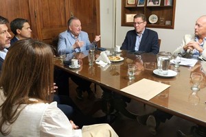 Empresarios de la Cámara Argentina de Internet y la  Asociación Santafesina de Televisión por Cable en la de reuniones de la presidencia del Senado de la provincia, junto a legisladores y funcionarios. Crédito: Gentileza Prensa Senado de la Provincia de Santa Fe.