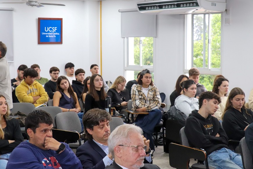 Estudiantes de abogacía participaron activamente en la charla sobre falsas denuncias.