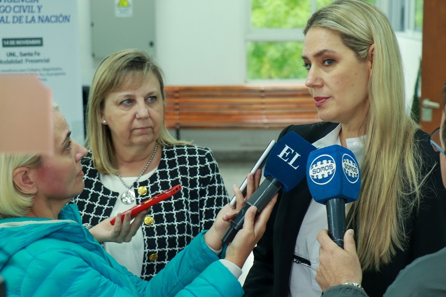 La senadora Carolina Losada expuso ante estudiantes y docentes de Derecho.