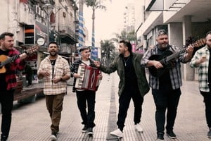 “Santa Fe en canciones”, popurrí de Efraín Colombo, compuesto por “Dejando huellas”, “Copla de la Orilla” y “Punta Cayastá”: En el videoclip, Efraín y su banda recorren distintos espacios de la ciudad llevando estas canciones.