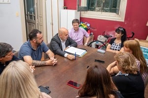 Durante la conferencia de prensa, Müller explicó que el Municipio decidió intervenir frente a la delicada situación económica que afecta a AANE.