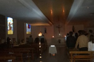 Interior del templo, donde las actividades nocturnas debieron suspenderse por falta de iluminación.