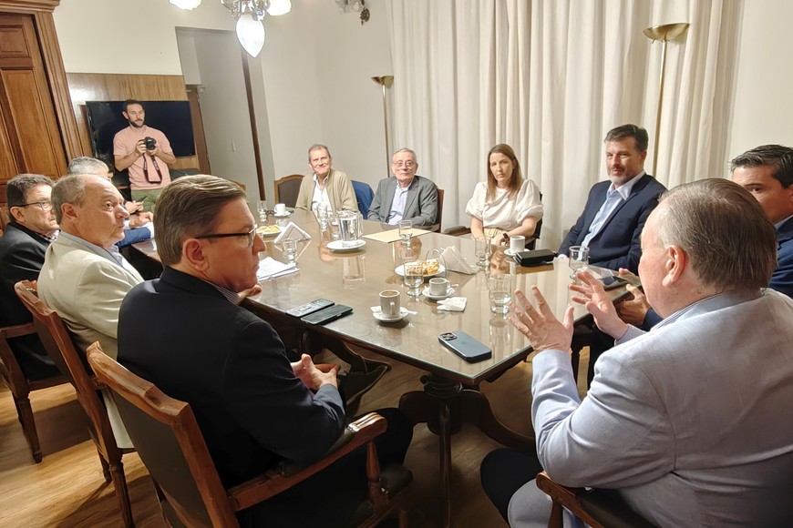 Empresarios de la Cámara Argentina de Internet y la  Asociación Santafesina de Televisión por Cable en la de reuniones de la presidencia del Senado de la provincia, junto a legisladores y funcionarios. Crédito: Gentileza Prensa Senado de la Provincia de Santa Fe.